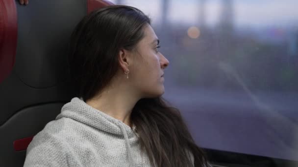 疲惫的女人闭目养神坐在高速火车上旅行 悲伤地泪流满面的女乘客躺在高速交通工具上 — 图库视频影像