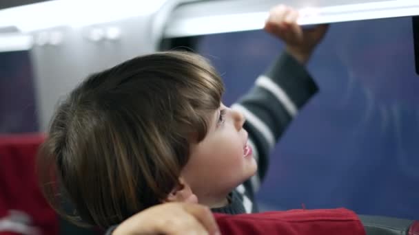 Dziecko Podróżujące Pociągiem Jeden Mały Chłopiec Wewnątrz Transportu Dużych Prędkości — Wideo stockowe