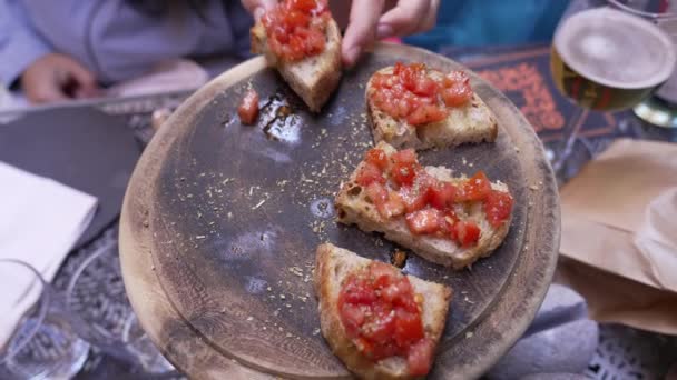 Ιταλικό Ορεκτικό Bruschetta Ξύλινη Πλάκα Στο Εστιατόριο Ψωμί Και Ντομάτες — Αρχείο Βίντεο