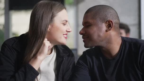 異人種間のカップルのキス 多様な彼氏と彼女が喫茶店でキス 多様性の概念 — ストック動画