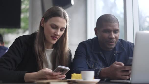Junges Paar Coffeeshop Beim Telefonieren Vielfältige Männer Und Frauen Nutzen — Stockvideo