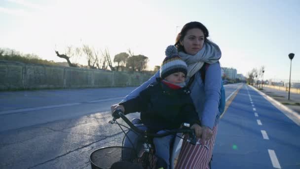 Moeder Fietst Met Kind Voorop Fietspad Aan Zee Ouderfiets Buiten — Stockvideo