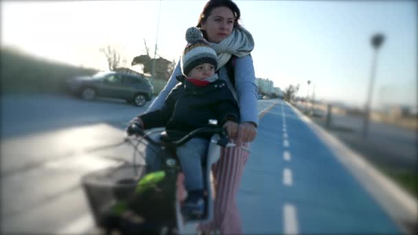 Moeder Fiets Rijden Met Kleine Jongen Stad Fietspad Tijdens Het — Stockvideo