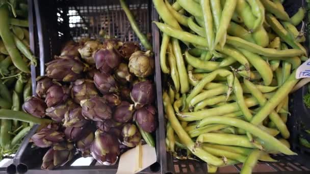 Φρέσκα Βιολογικά Τρόφιμα Που Εκτίθενται Στην Αγορά Τροφίμων Αγκινάρες Και — Αρχείο Βίντεο