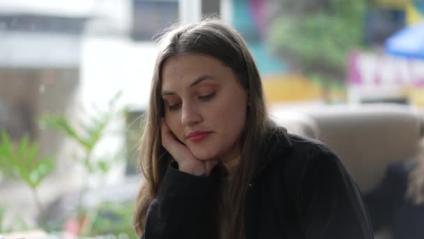 Uma Jovem Entediada Sentando Melancólica Sentada Café Retrato Uma Menina — Vídeo de Stock