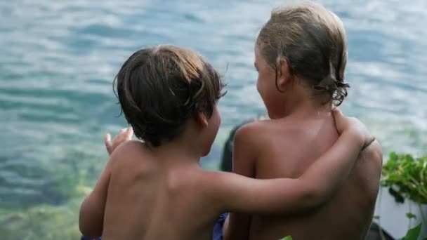 Arm Arm Zwei Feuchte Kinder Die Sich See Umarmen Brüder — Stockvideo