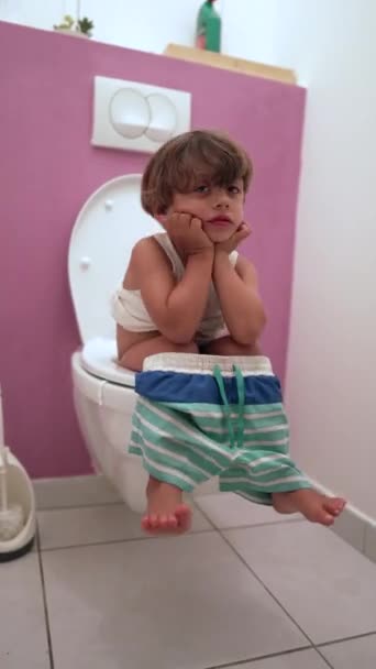 Dziecko Siedzące Toalecie Filmie Pionowym — Wideo stockowe