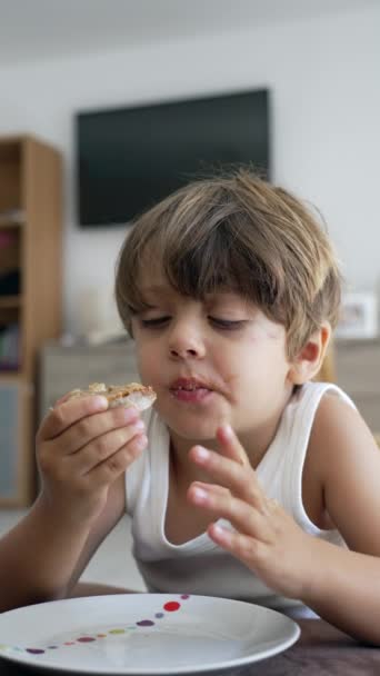 Jeden Mały Chłopiec Chleb Masłem Orzechowym Portret Dziecka Biorącego Poranne — Wideo stockowe