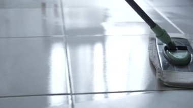 Evdeki kirli zemini temizleyin.