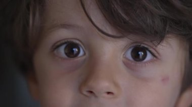 Küçük çocuk makro, gözlerini ve yüzünü kapat. Çocuk kamera portresine bakıyor