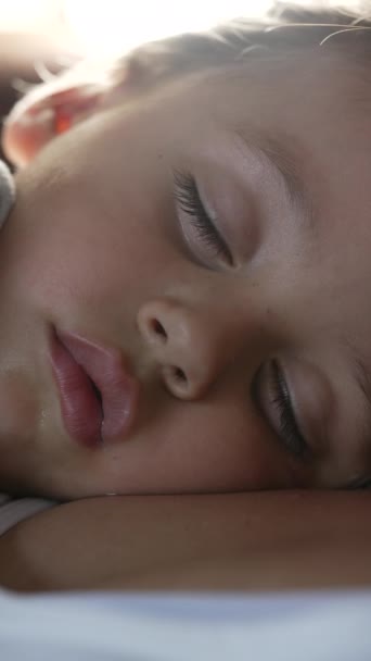 아이가 낮잠을 있습니다 실용적 비디오 속에서 어린이 — 비디오