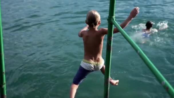 Один Маленький Мальчик Нырнул Воду Ребенок Прыгает Озеро Дети Наслаждаются — стоковое видео
