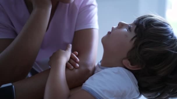 어머니 자녀의 소년은 엄마에게 의지하는 죄책감을 느낍니다 부모가 아이에게 행동에 — 비디오