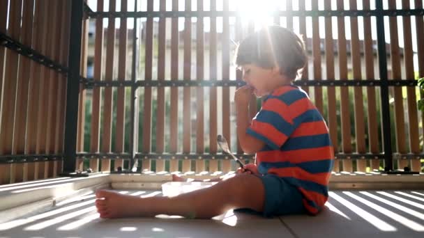 Menino Pequeno Sentado Varanda Apartamento Luz Sol Manhã Criança Casa — Vídeo de Stock