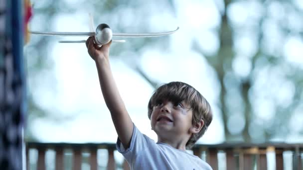 一个快乐的小男孩扔泡沫玩具飞机 玩大型飞机的孩子 — 图库视频影像