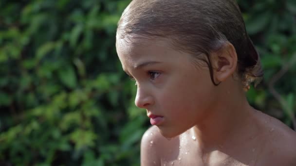 Jedno Kontemplacyjne Mokre Dziecko Suszące Się Słońcu Kąpieli Basenie Lub — Wideo stockowe