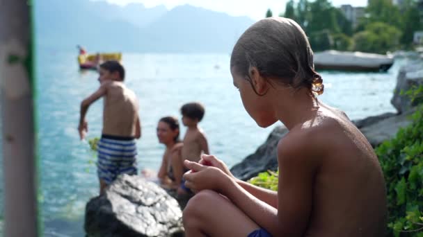 Nachdenkliches Nasses Kind Das Nach Dem Baden Wasser See Sitzt — Stockvideo
