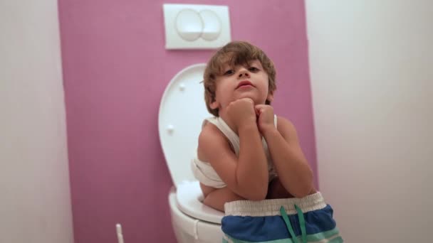 Ett Bedårande Barn Sitter Toalettsitsen Badrummet — Stockvideo