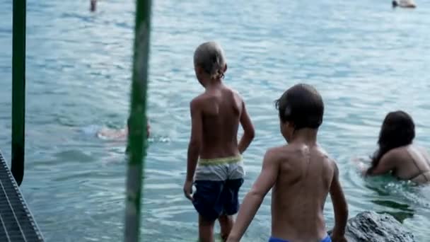 Kinder Genießen Das Seewasser Den Sommerferien Menschen Baden Und Schwimmen — Stockvideo