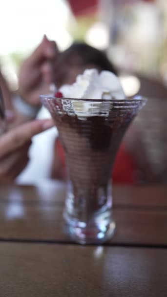 垂直ビデオで上にホイップクリームとチョコレートアイスクリーム — ストック動画