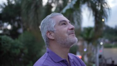 Son sınıf öğrencisi, Tanrı 'nın varlığını hissederek gökyüzüne bakıyor. Umutla ve inançla. Ruhsal olarak yaşlı insan umutlu.