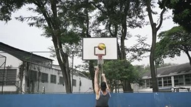 Sayı yapamayan engelli bir sporcu topu ağa fırlatıyor. Tekerlekli sandalyedeki adam eğitimi. Azim ve motivasyon kavramı