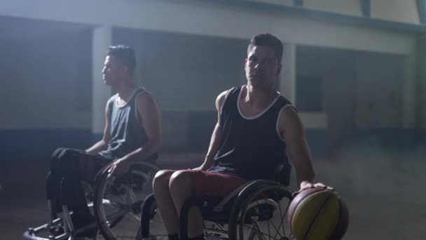 Funktionshindrade Basketspelare Tittar Kameran Rullstol Dramatisk Belysning Idrottare Med Funktionshinder — Stockvideo