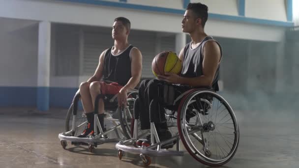 Dwóch Niepełnosprawnych Koszykarzy Wózkach Inwalidzkich Sportowo Sparaliżowani Hiszpańscy Sportowcy — Wideo stockowe