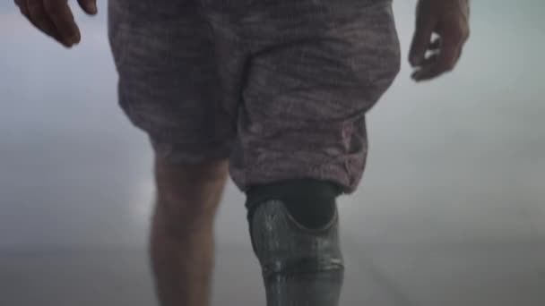 Sudamericano Disabili Uomo Mezza Età Piedi Con Sua Gamba Protesica — Video Stock