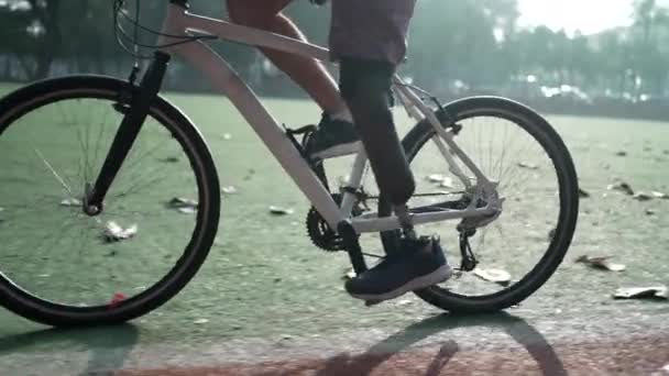Persona Con Discapacidad Que Monta Bicicleta Usando Una Pierna Protésica — Vídeos de Stock