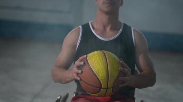 Handikappad Idrottare Med Basketboll Rullstolsporträtt Med Seriöst Uttryck — Stockvideo