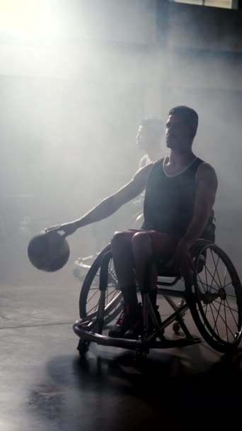 Atleta Discapacitado Silla Ruedas Con Entrenamiento Baloncesto Con Iluminación Dramática — Vídeos de Stock
