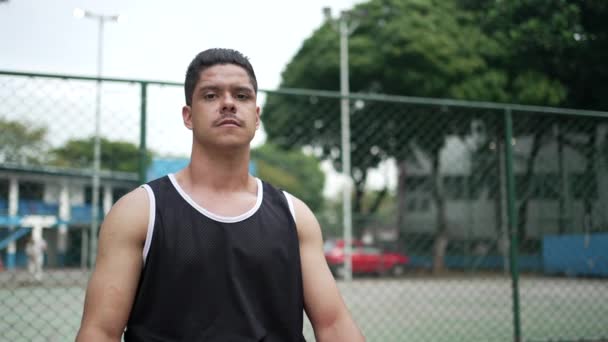 Porträt Eines Hispanischen Athleten Rollstuhl Freien Auf Dem Basketballplatz — Stockvideo