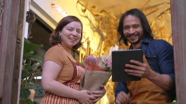 Portrét Dvou Mužských Ženských Podnikatelek Květinářství Držících Kytice Tabletu Při — Stock video
