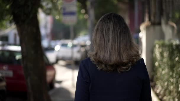 도시의 길거리를 사람의 모습으로 돌아왔습니다 여자는 도시를 걷는다 — 비디오