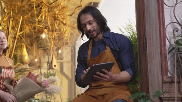 Young Owners Flower Shop Wearing Aprons Holding Tablet Male Employee — Stock Video