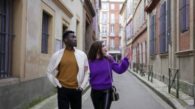 Genç, ırklar arası romantik bir çift Avrupa 'nın 33. şehrinde yürüyor