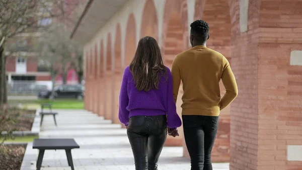 Irklar Arası Genç Çift Dışarıda Ele Yürüyorlar — Stok fotoğraf