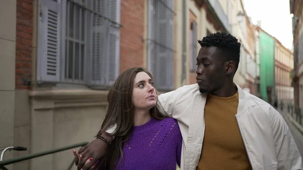 若いロマンチックな異人種間のカップル歩く外でヨーロッパの都市2 — ストック写真