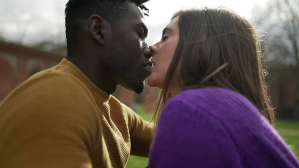 밀레니엄 밖에서 키스하고 인종간의 — 스톡 사진