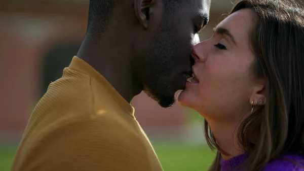 Jovens Amantes Inter Raciais Beijando Preto Homem Beijos Branco Namorada — Fotografia de Stock