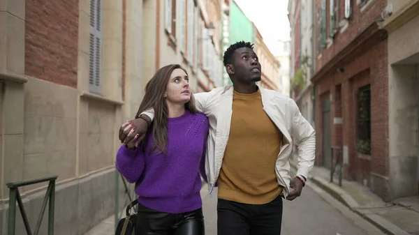 Jong Romantisch Interraciaal Paar Wandelen Buiten Europese Stad — Stockfoto