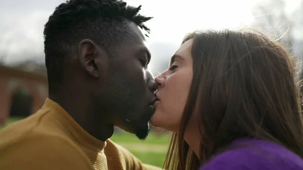 Jovem Casal Milenar Beijando Fora Parque Íntimo Interracial Beijo — Fotografia de Stock
