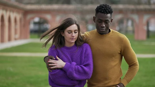 若い異人種間のカップルが公園の外を歩いている 彼氏腕周りの女の子 — ストック写真