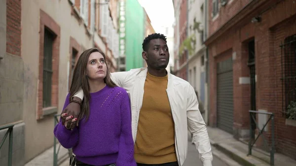 Jovem Casal Interracial Romântico Andando Fora Cidade Europeia — Fotografia de Stock