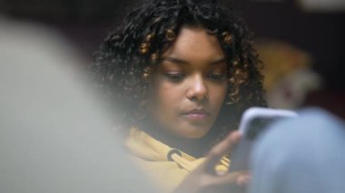 Zenci bir kız haber bültenine çok şaşırdı. Afro-Amerikalı genç kadın şok oldu.