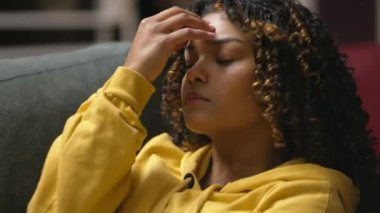 Endişeli ve huzursuz genç Afrikalı kadın. Kızgın ve üzgün, siyah Brezilyalı bir kız.