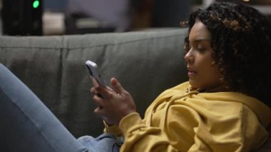 Mesaja kızgın bir zenci kız. Afro-Amerikalı bildirime olumsuz tepki veriyor