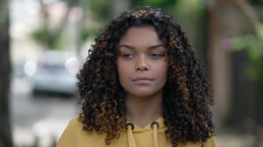 Dalgın, kıvırcık saçlı, dalgın bir siyah kız.