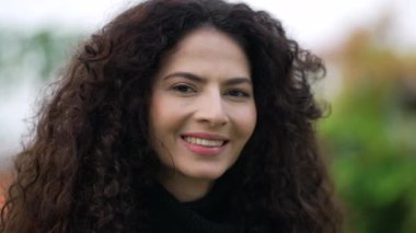 Mutlu bir İspanyol genç kadın kameraya gülümsüyor. Güney Amerika Latince 30 'lu yaşlarda